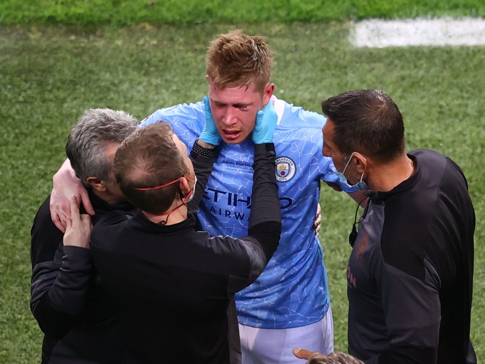 Manchester City's Kevin De Bruyne looks dejected as he leaves the pitch after sustaining an injury Pool via REUTERS/Michael Steele