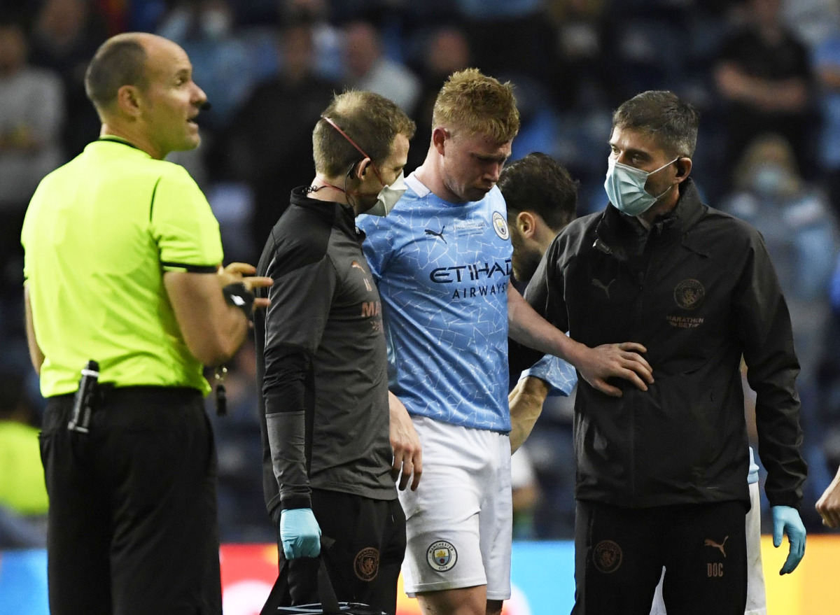 Champions League Final - Manchester City v Chelsea - Estadio do Dragao, Porto, Portugal - May 29, 2021 Manchester City's Kevin De Bruyne is brought off the pitch after sustaining an injury Pool via REUTERS/Pierre-Philippe Marcou
