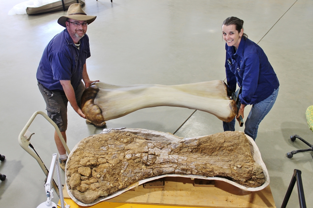 Dr. Scott Hocknull and Robyn Mackenzie pose with a 3D reconstruction and the humerus bone of 