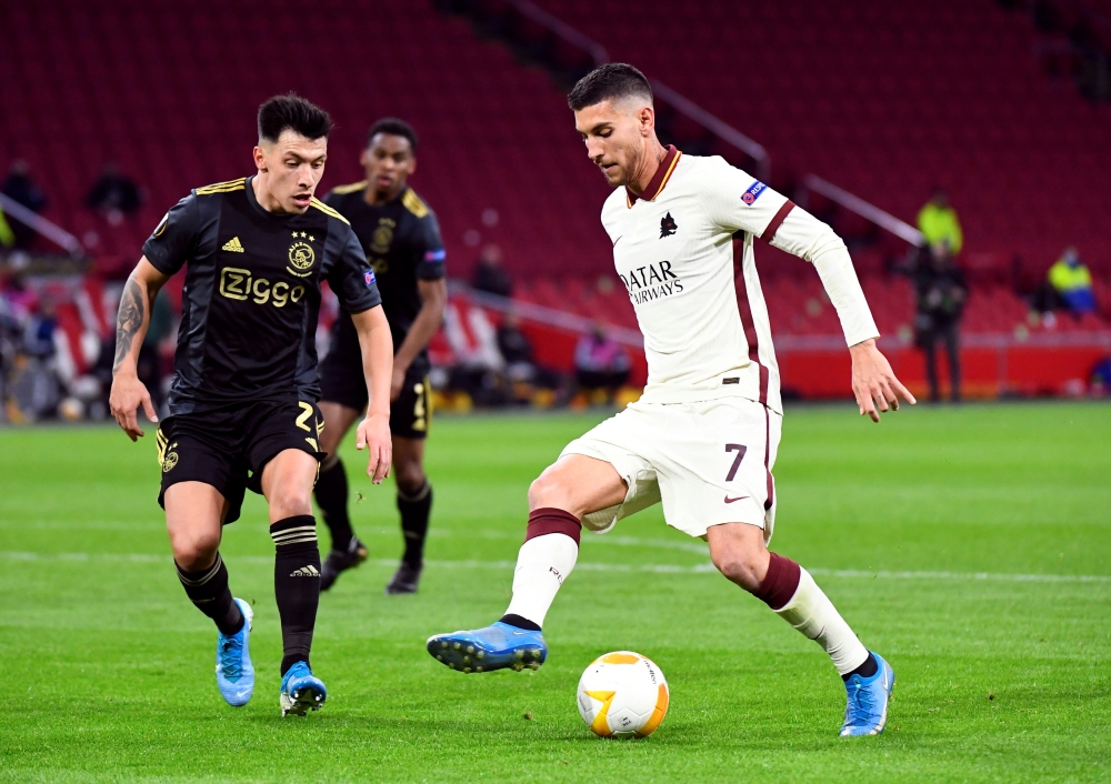 April 8, 2021 AS Roma's Lorenzo Pellegrini in action with Ajax Amsterdam's Lisandro Martinez REUTERS/Piroschka Van De Wouw/File Photo