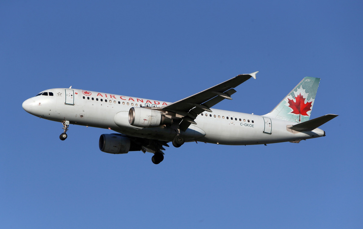 FILE PHOTO: An Air Canada Airbus A320-200 airplane prepares to land at Vancouver's international airport in Richmond, British Columbia, Canada, February 5, 2019. REUTERS/Ben Nelms/File Photo
