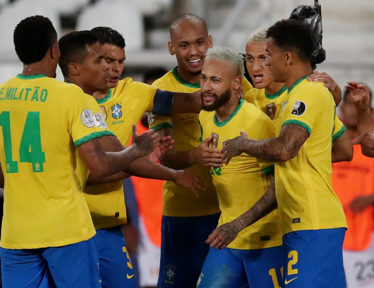 Soccer Football - Copa America 2021 - Group B - Brazil v Peru - Estadio Nilton Santos, Rio de Janeiro, Brazil - June 17, 2021 Brazil's Neymar celebrates scoring their second goal with teammates REUTERS/Ricardo Moraes
