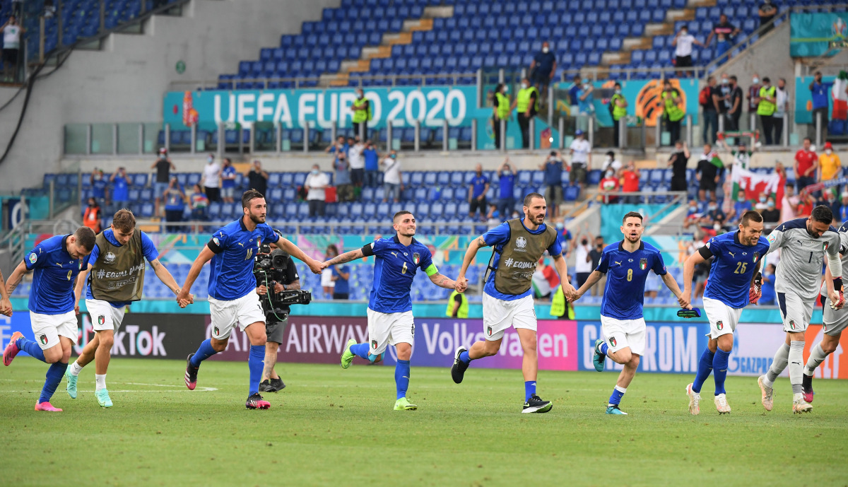 Soccer Football - Euro 2020 - Group A - Italy v Wales - Stadio Olimpico, Rome, Italy - June 20, 2021 Italy's Marco Verratti celebrates after the match with teammates Pool via REUTERS/Alberto Lingria
