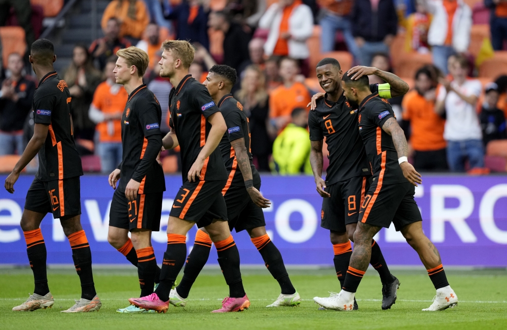 Soccer Football - Euro 2020 - Group C - North Macedonia v Netherlands - Johan Cruijff ArenA, Amsterdam, Netherlands - June 21, 2021 Netherlands' Georginio Wijnaldum celebrates scoring their second goal with teammates Pool via REUTERS/Peter Dejong
