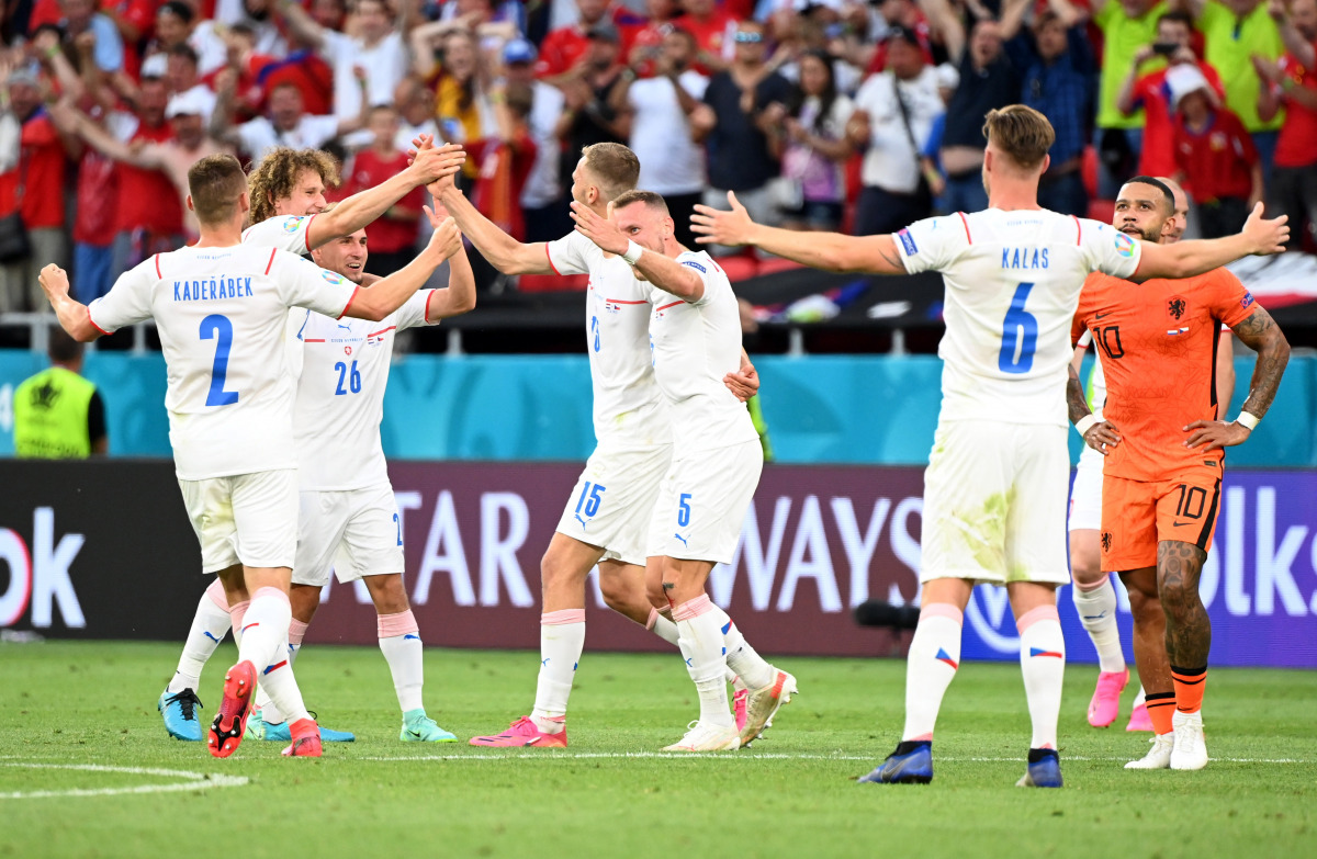 Soccer Football - Euro 2020 - Round of 16 - Netherlands v Czech Republic - Puskas Arena, Budapest, Hungary - June 27, 2021 Czech Republic's Tomas Soucek celebrates with teammates after the match Pool via REUTERS/Bce1
