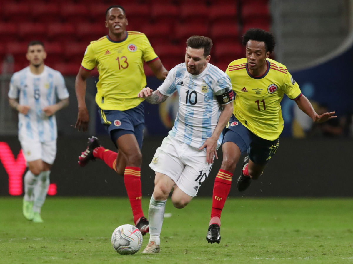 Soccer Football - Copa America 2021 - Semi Final - Argentina v Colombia - Estadio Mane Garrincha, Brasilia, Brazil - July 6, 2021 Argentina's Lionel Messi in action with Colombia's Juan Cuadrado REUTERS/Henry Romero
