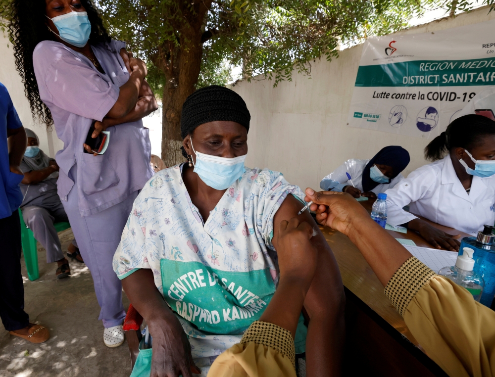 A health worker receives a dose of coronavirus disease (COVID-19) vaccine in Dakar, Senegal February 24, 2021. (REUTERS/ Zohra Bensemra/File Photo)