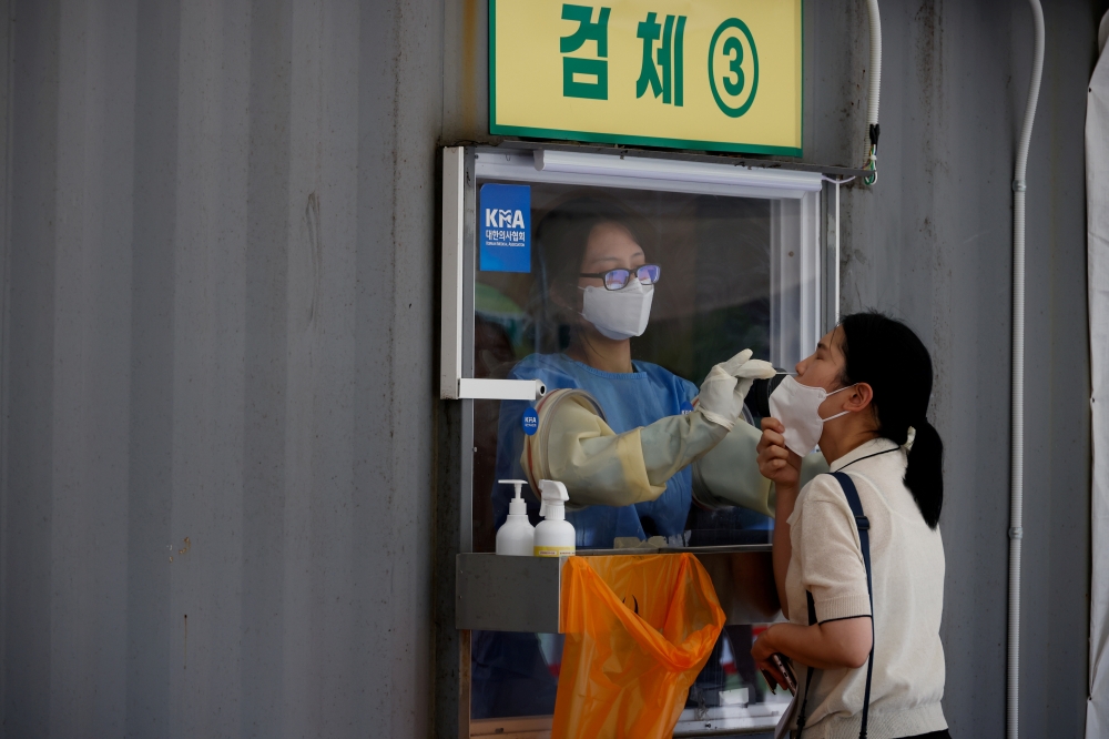 A woman gets a coronavirus disease (COVID-19) test at a coronavirus testing site in Seoul, South Korea, July 15, 2021. (Reuters/Kim Hong-Ji/File Photo)
