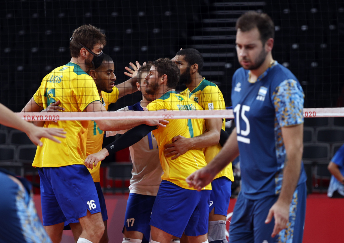 Tokyo 2020 Olympics - Volleyball - Men's Pool B - Brazil v Argentina - Ariake Arena, Tokyo, Japan - July 26, 2021. Team members of Brazil celebrate. REUTERS/Valentyn Ogirenko
