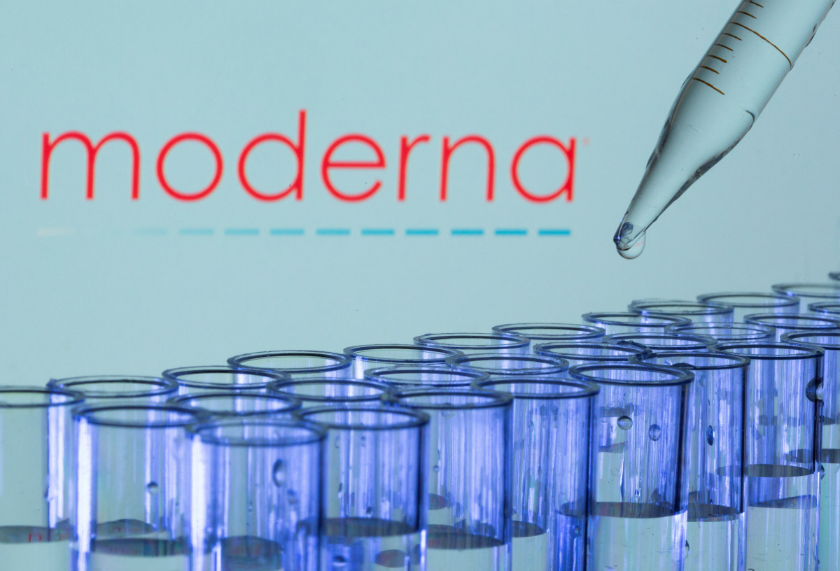 FILE PHOTO: Test tubes are seen in front of a displayed Moderna logo in this illustration taken, May 21, 2021. REUTERS/Dado Ruvic/Illustration/File Photo
