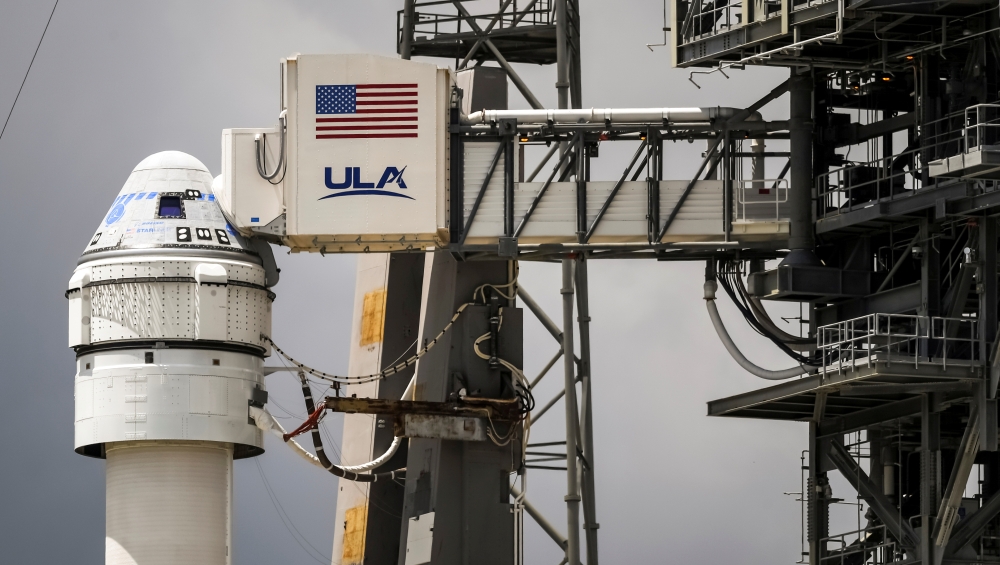 An Atlas V rocket carrying Boeing's CST-100 Starliner capsule is prepared for launch to the International Space Station for a do-over test flight in Cape Canaveral, Florida, U.S. August 2, 2021. REUTERS/Steve Nesius/File Photo