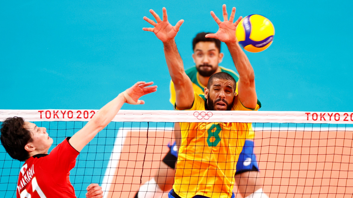 Tokyo 2020 Olympics - Volleyball - Men's Quarterfinal - Japan v Brazil - Ariake Arena, Tokyo, Japan - August 3, 2021. Ran Takahashi of Japan in action with Wallace of Brazil. REUTERS/Carlos Garcia Rawlins
