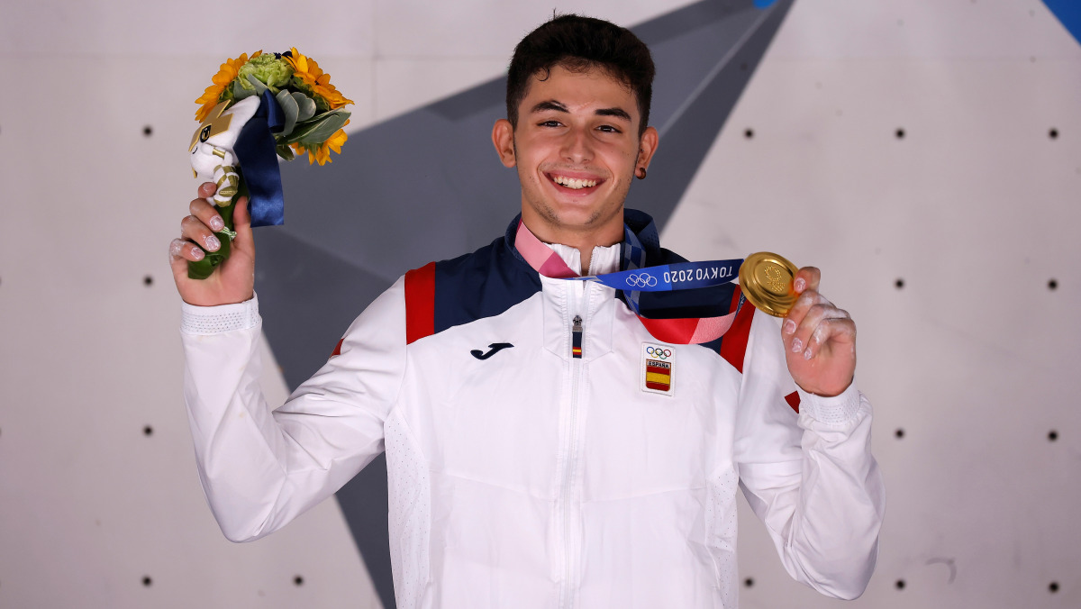 Tokyo 2020 Olympics - Sport Climbing - Men's Combined - Medal Ceremony - Aomi Urban Sports Park - Tokyo, Japan - August 5, 2021.Gold medallist Alberto Gines Lopez of Spain poses for photos REUTERS/Maxim Shemetov
