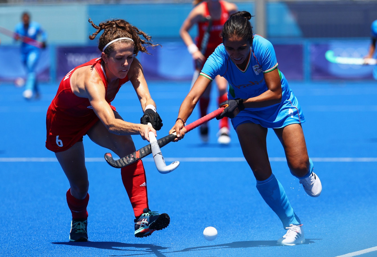Tokyo 2020 Olympics - Hockey - Women - Bronze medal match - Britain v India - Oi Hockey Stadium, Tokyo, Japan - August 6, 2021. Anna Toman of Britain in action against Monika Malik of India. REUTERS/Bernadett Szabo
