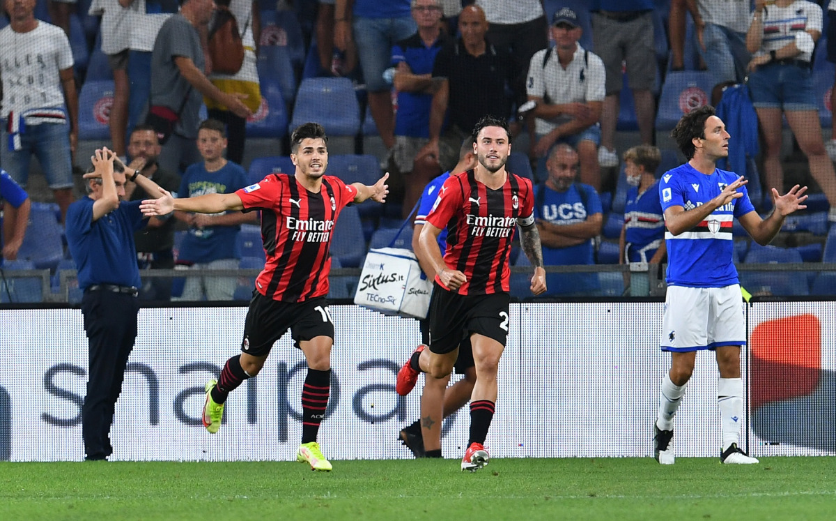 Soccer Football - Italy - Serie A - Sampdoria v AC Milan - Stadio Comunale Luigi Ferraris, Genoa, Italy - August 23, 2021 AC Milan's Brahim Diaz celebrates scoring their first goal with teammates REUTERS/Jennifer Lorenzini
