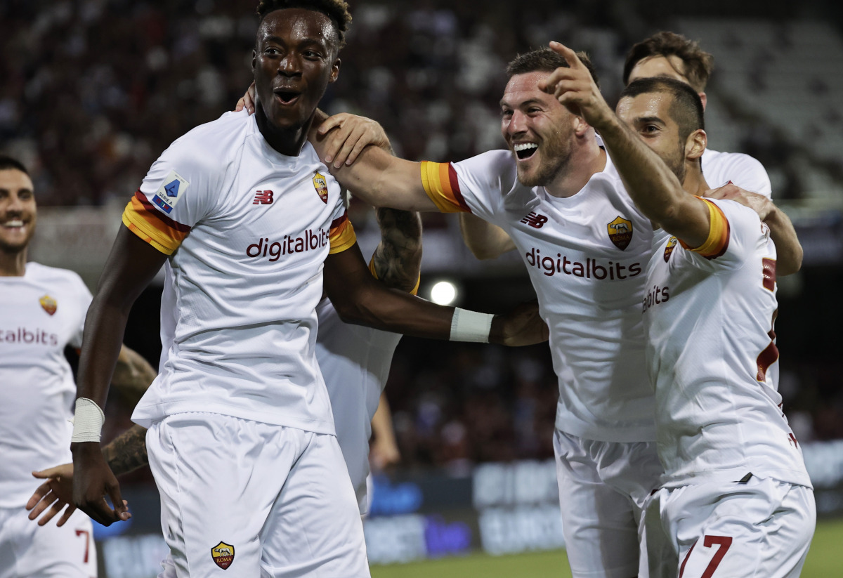 Soccer Football - Serie A - Salernitana v AS Roma - Stadio Arechi, Salerno, Italy - August 29, 2021 AS Roma's Jordan Veretout celebrates scoring their second goal with Tammy Abraham and Henrikh Mkhitaryan REUTERS/Ciro De Luca
