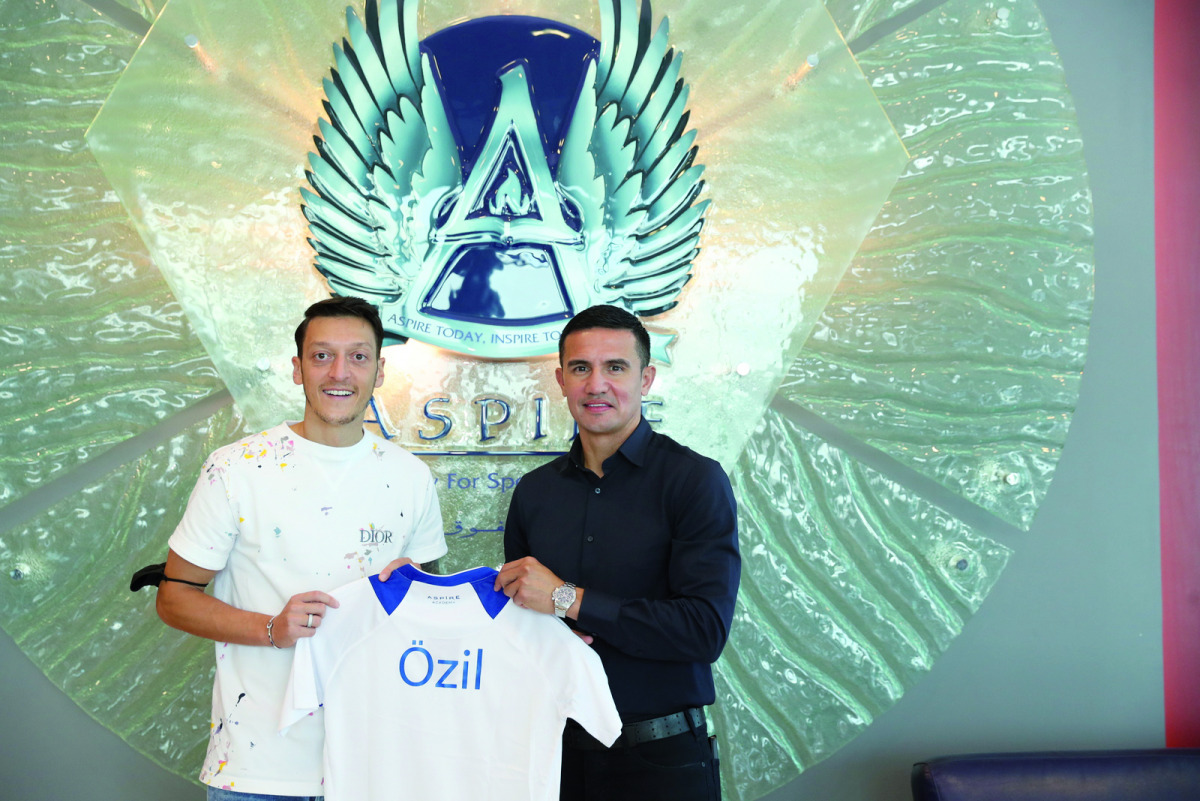 Chief Sports Officer of Aspire Academy, former Australian captain Tim Cahill presenting a shirt to the Fenerbahce midfielder yesterday. 
