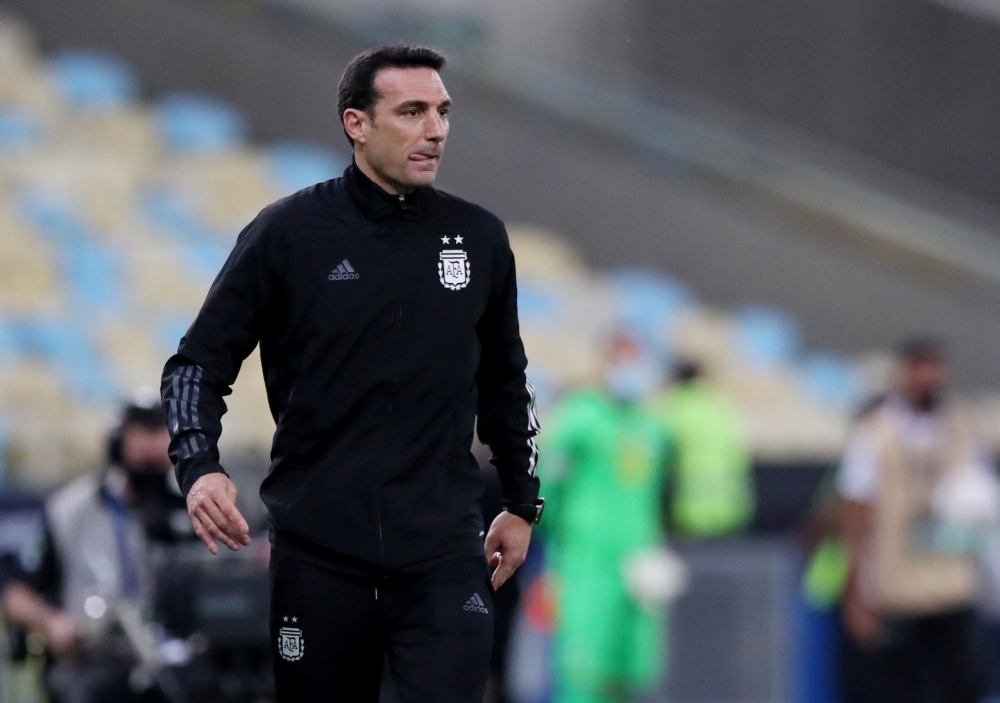 FILE PHOTO: Soccer Football - Copa America 2021 - Final - Brazil v Argentina - Estadio Maracana, Rio de Janeiro, Brazil - July 10, 2021 Argentina coach Lionel Scaloni during the match REUTERS/Amanda Perobelli