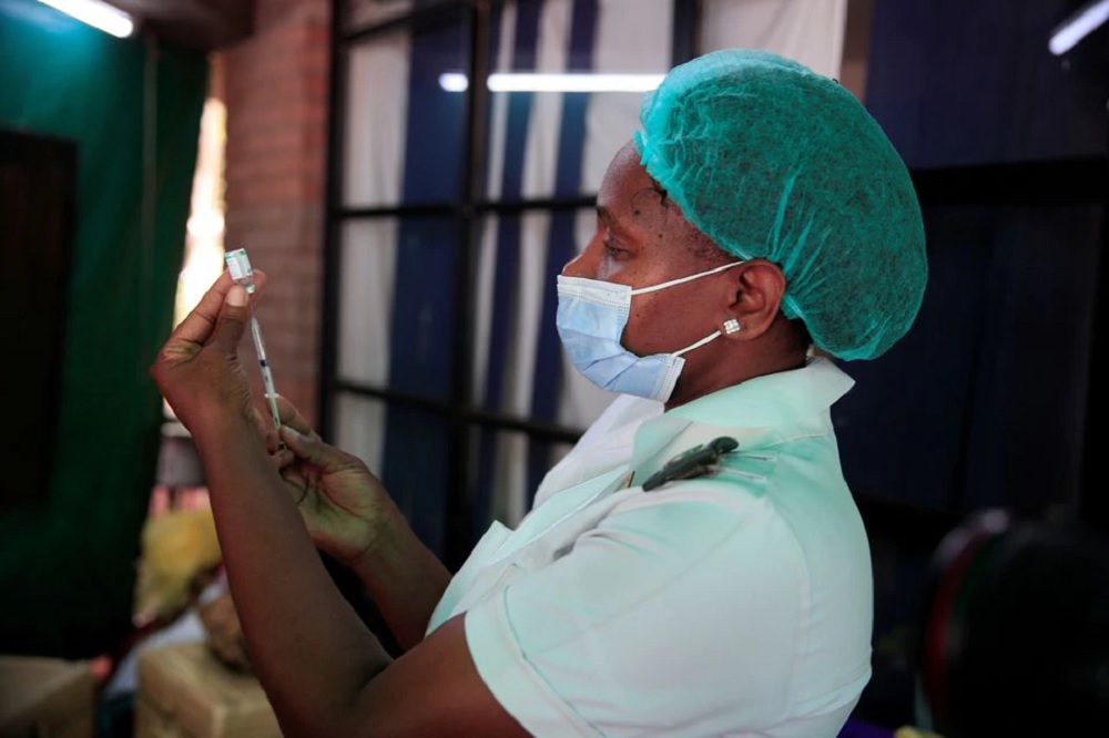 A nurse prepares a dose of the Sinopharm coronavirus disease (COVID-19) vaccine at Wilkins Hospital in Harare, Zimbabwe, March 24, 2021. REUTERS/Philimon Bulawayo/File Photo

