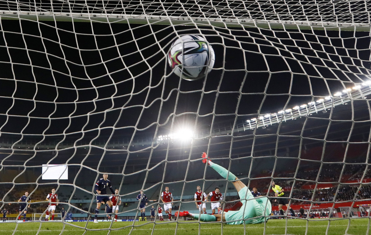 Soccer Football - World Cup - UEFA Qualifiers - Group F - Austria v Scotland - Ernst-Happel-Stadion, Vienna, Austria - September 7, 2021 Scotland's Lyndon Dykes scores their first goal from the penalty spot REUTERS/Leonhard Foeger
