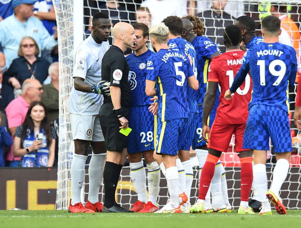 Soccer Football - Premier League - Liverpool v Chelsea - Anfield, Liverpool, Britain - August 28, 2021 Chelsea's Cesar Azpilicueta and teammates argue with the referee after he gave Liverpool a penalty and Reece James a red card REUTERS/Peter Powell
