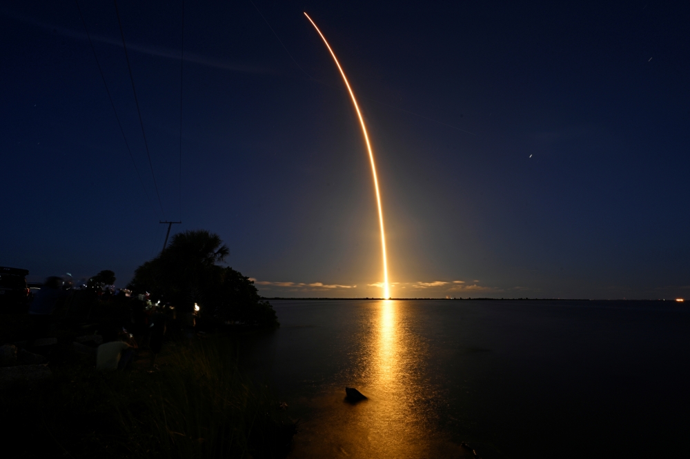 The Inspiration 4 civilian crew aboard a Crew Dragon capsule and SpaceX Falcon 9 rocket launches from Pad 39A at the Kennedy Space Center in Cape Canaveral, Florida, September 15, 2021. Reuters/Steve Nesius 