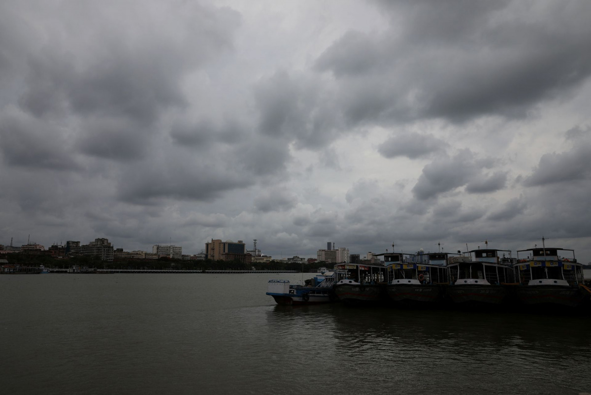 Clouds cover the skies over the river Ganges ahead of Cyclone Amphan, in Kolkata, India, May 19, 2020. REUTERS/Rupak De Chowdhuri/Files