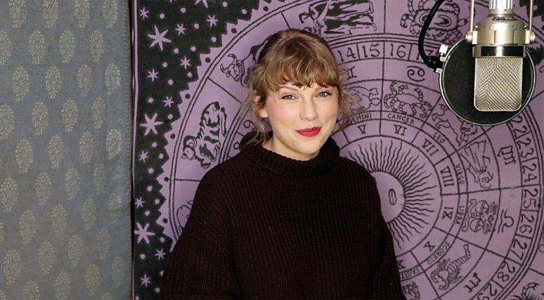 In this handout image courtesy of ABC singer Taylor Swift poses during the 2020 American Music Awards aired from the Microsoft theatre on November 22, 2020 in Los Angeles. AFP Photo / Courtesy of ABC