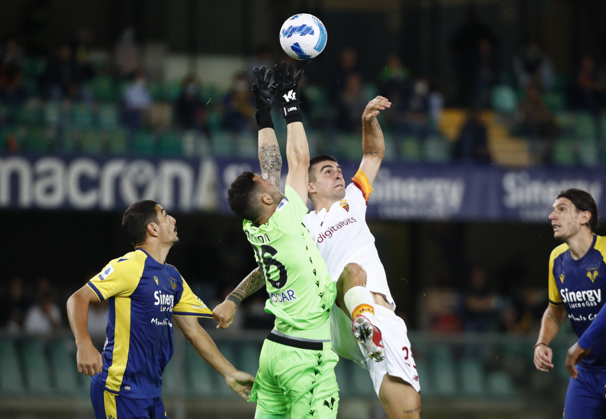 Soccer Football - Serie A - Hellas Verona v AS Roma - Stadio Marc'Antonio Bentegodi, Verona, Italy - September 19, 2021 AS Roma's Gianluca Mancini in action with Hellas Verona's Lorenzo Montipo REUTERS/Alessandro Garofalo
