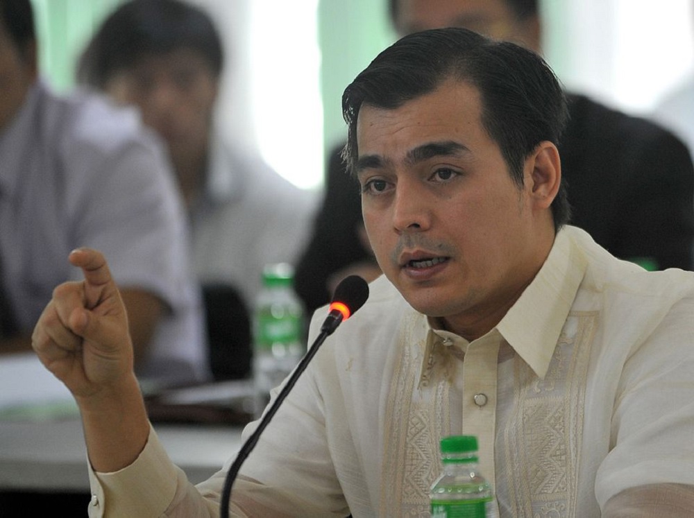 Manila City Vice Mayor Francisco Domagoso answers questions during a justice department hearing investigating last week's botched bus hijack rescue attempt in Manila September 4, 2010. REUTERS/Noel Celis/Pool