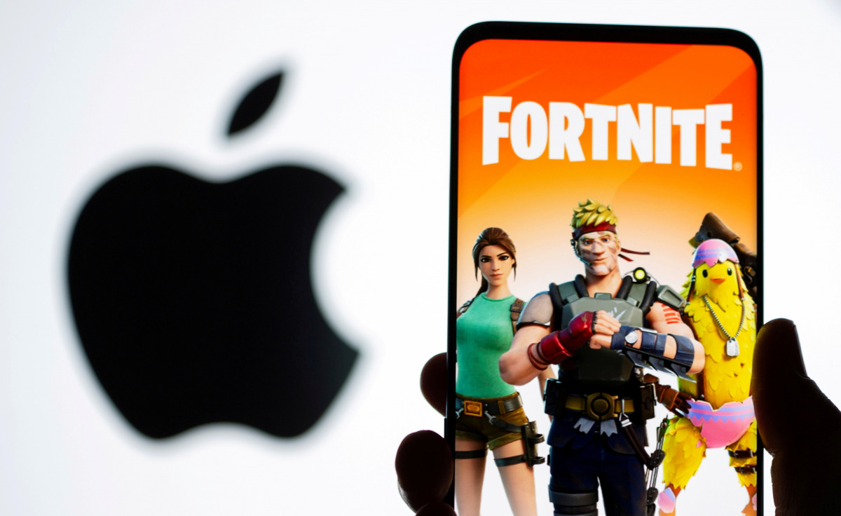 FILE PHOTO: Fortnite game graphic is displayed on a smartphone in front of Apple logo in this illustration taken May 2, 2021. REUTERS/Dado Ruvic/Illustration/File Photo
