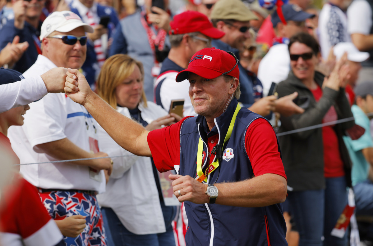 Team USA captain Steve Stricker acknowledges fans as he walks up the 2nd hole during the Singles REUTERS/Mike Segar

