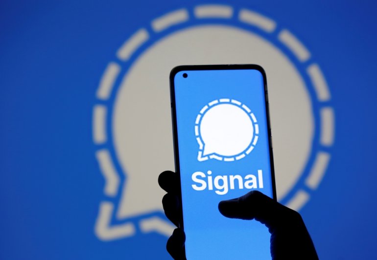 The Signal messaging app logo is seen on a smartphone, in front of the same displayed same logo, in this illustration taken, January 13, 2021. REUTERS/Dado Ruvic
