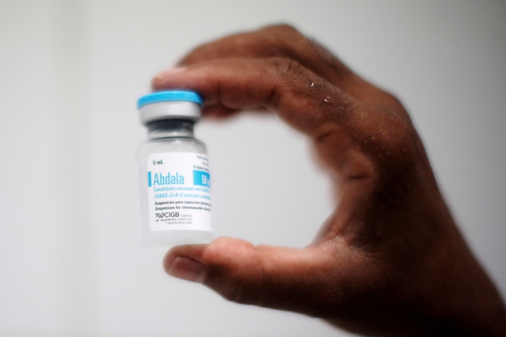 A nurse shows a dose of Abdala vaccine against the coronavirus at a vaccination center in Havana, Cuba, June 23, 2021. REUTERS/Alexandre Meneghini/File Photo