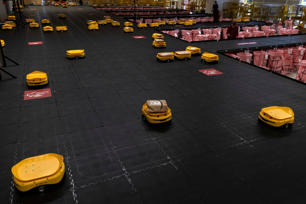 Robots sort parcels at the Hellenic Post's sorting centre in Kryoneri, Greece, October 4, 2021. Reuters/Alkis Konstantinidis