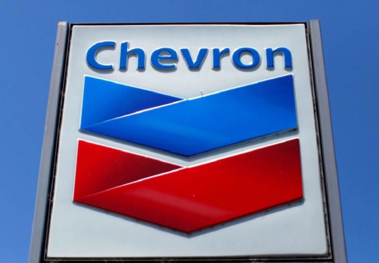 A Chevron gas station sign is seen in Del Mar, California, April 25, 2013. REUTERS/Mike Blake/File Photo
