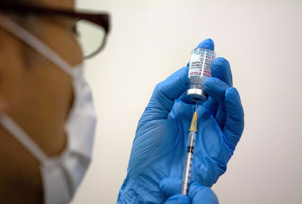 Medical staff prepare Moderna coronavirus (COVID-19) vaccine to be administered at newly-opened mass vaccination centre in Tokyo, Japan, May 24, 2021. Carl Court/Pool via REUTERS