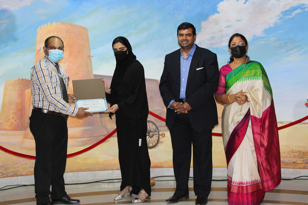 Qatari artist Noof Al Naama honouring an artist at the event.