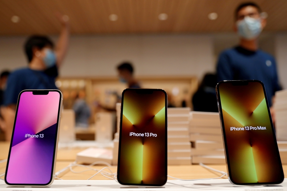 Apple's iPhone 13 models are pictured at an Apple Store on the day the new Apple iPhone 13 series goes on sale, in Beijing, China September 24, 2021. REUTERS/Carlos Garcia Rawlins/File Photo