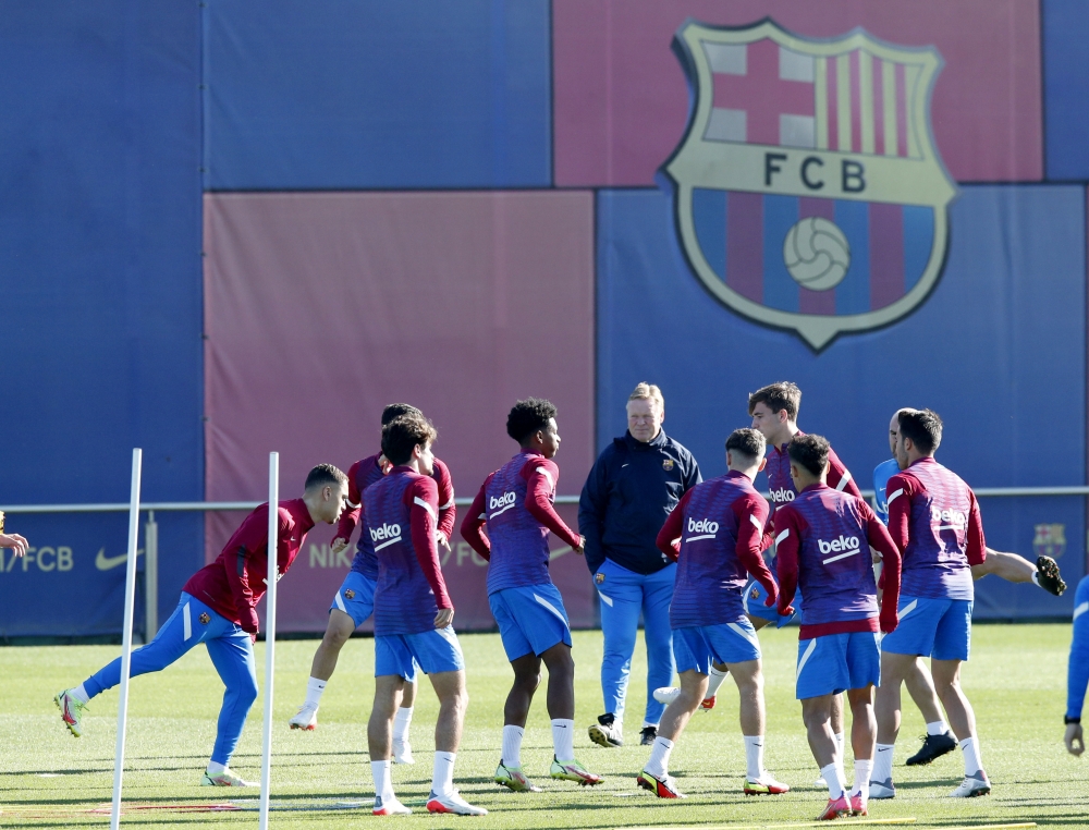 FC Barcelona's coach Ronald Koeman during training Reuters/Albert Gea
