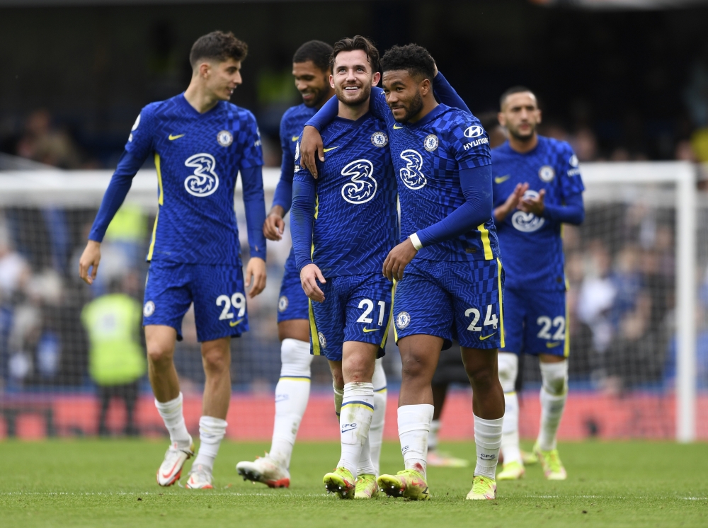  Chelsea players celebrate after the match. (REUTERS/Tony Obrien)