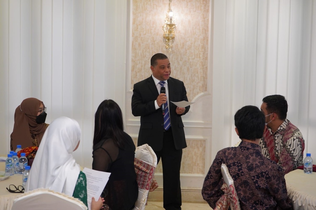 Ambassador of Indonesia to Qatar Ridwan Hassan interacting with youth at the event.