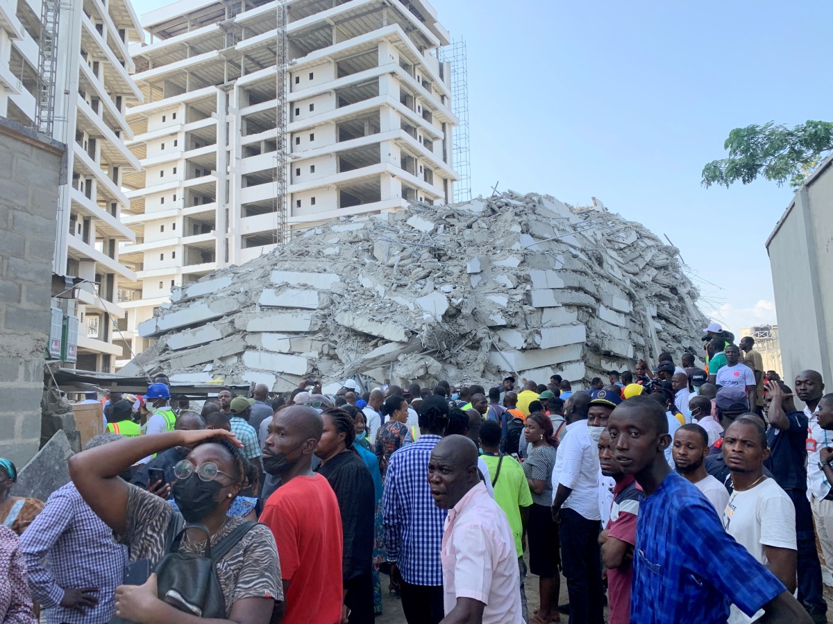 People gather at the site of a collapsed 21-story building in Ikoyi, Lagos, Nigeria, November 1, 2021. REUTERS/Temilade Adelaja
