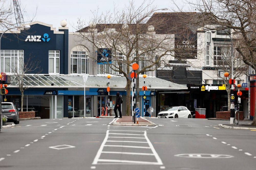 A normally busy road is deserted during a lockdown to curb the spread of a coronavirus disease (COVID-19) outbreak in Auckland, New Zealand, August 26, 2021. REUTERS/Fiona Goodall
