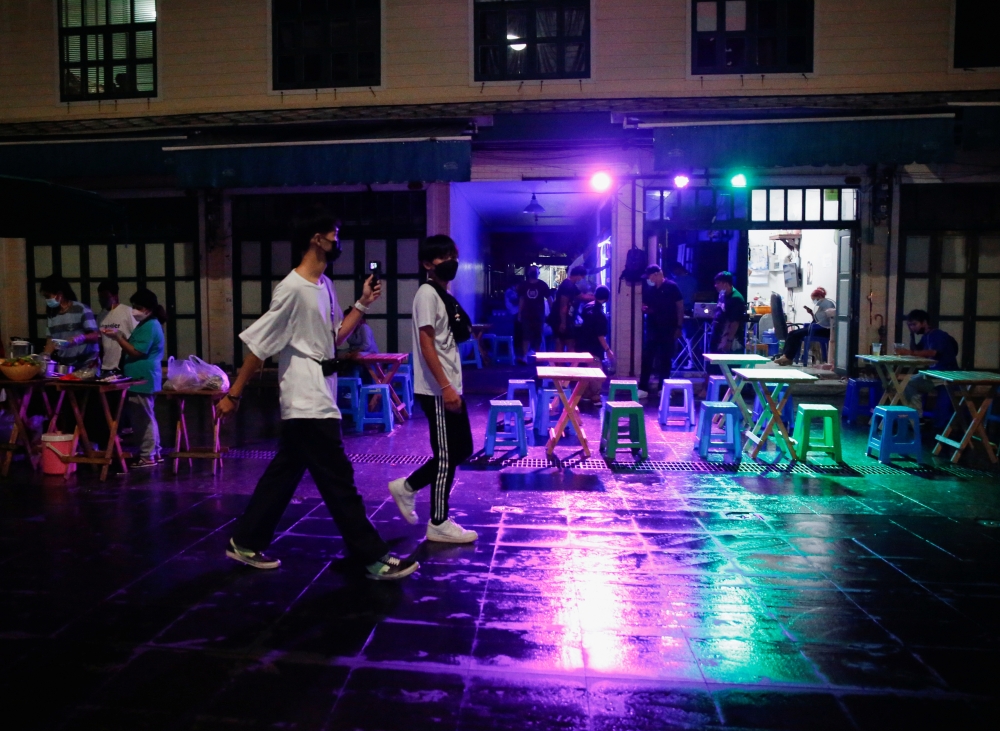 People walk on Khaosan Road as tourist are allowed to visit the country for the first time in 18 months after coronavirus disease (COVID-19) restrictions were eased, in Bangkok, Thailand November 2, 2021. REUTERS/Soe Zeya Tun
