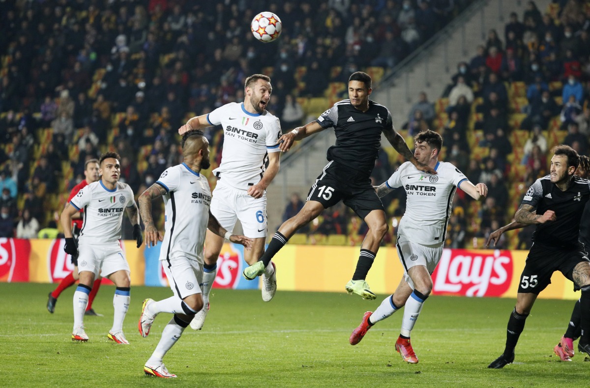 Inter Milan's Stefan de Vrij in action with Sheriff Tiraspol's Cristiano REUTERS/Gleb Garanich
