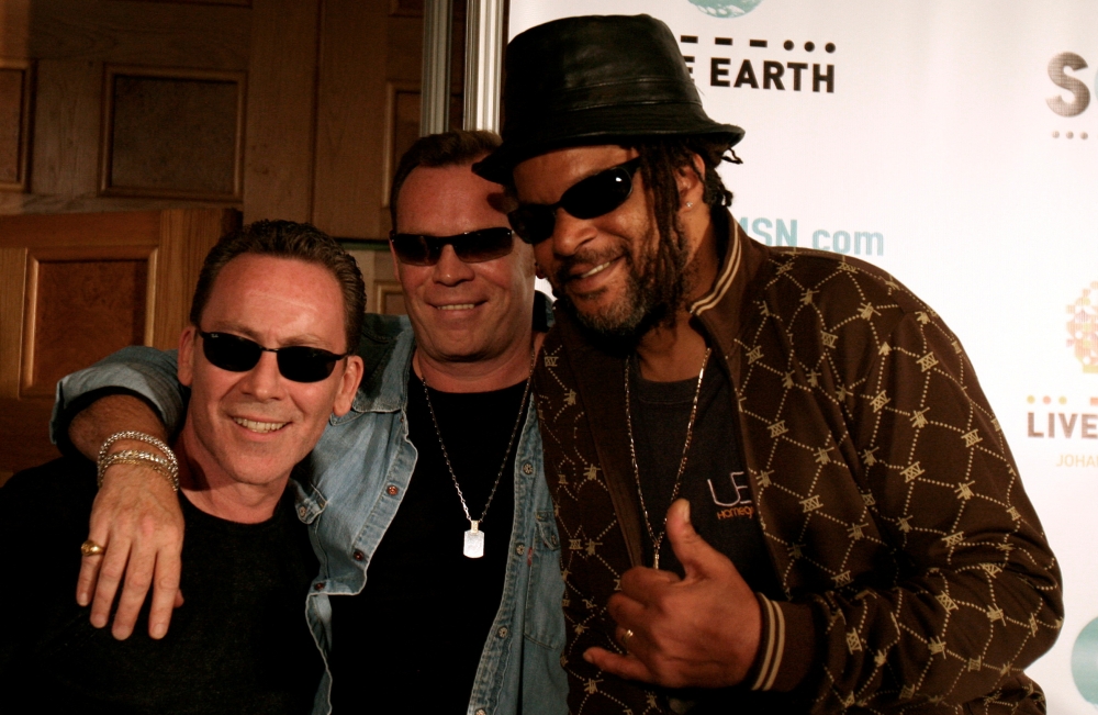 UB40 members (L-R) Robin Campbell, Ali Campbell and Astro pose for photographers during a news conference in Sandton, Johannesburg, South Africa, July 6, 2007. REUTERS/Siphiwe Sibeko/File Photo