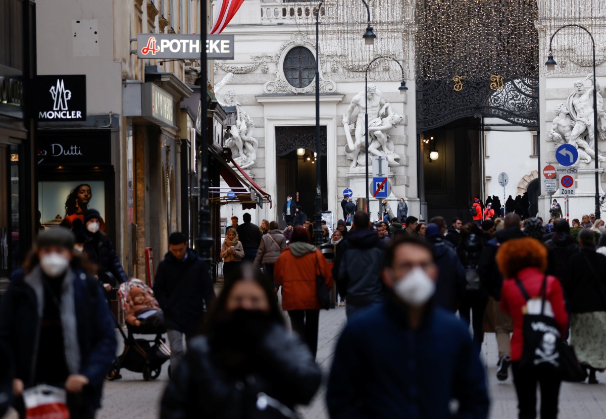 Pedestrians walk along a shopping street after the Austrian government placed roughly two million people who are not fully vaccinated against the coronavirus disease (COVID-19) on lockdown, in Vienna, Austria, November 17, 2021. REUTERS/Leonhard Foeger
