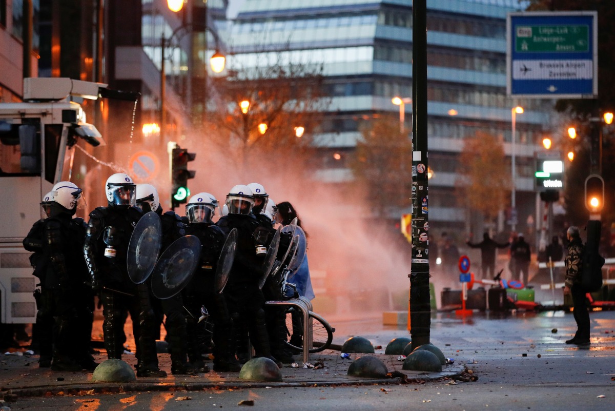 Police forces stand guard as people protest against coronavirus disease (COVID-19) measures near the European Commission in Brussels, Belgium November 21, 2021. REUTERS/Johanna Geron
