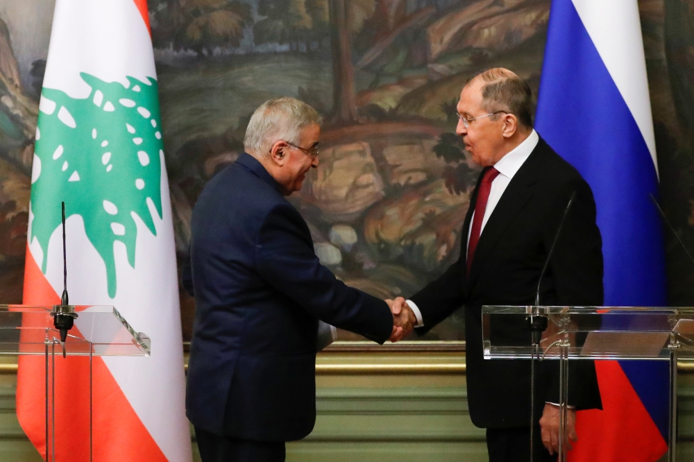 :Russian Foreign Minister Sergey Lavrov shakes hands with his Lebanese counterpart Abdallah Bou Habib at a joint news conference in Moscow, Russia, November 22, 2021. REUTERS/Evgenia Novozhenina/Pool